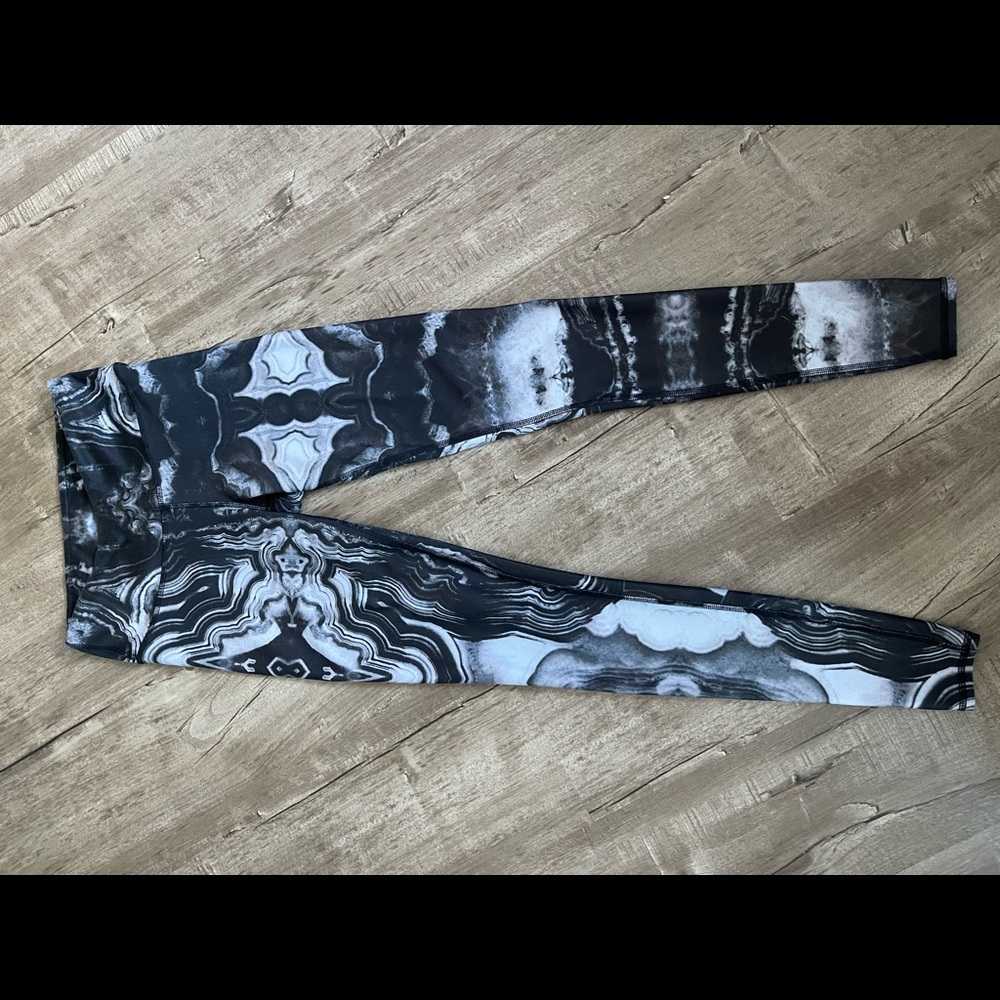 ALO Yoga Airbrushed leggings. Size XS, high rise. Gently worn.